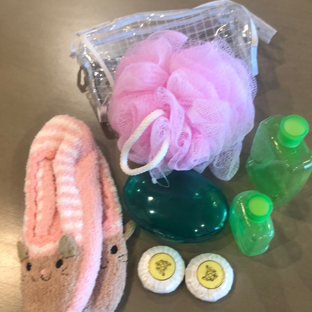 Bath Set with Slippers and trip containers